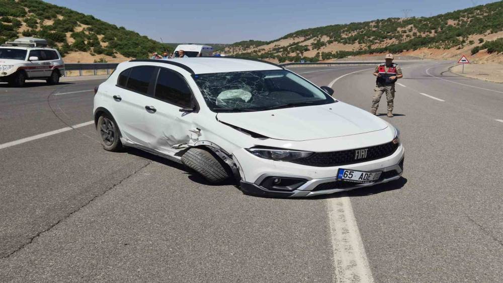Bing&ouml;l&rsquo;de otomobil bariyerlere &ccedil;arptı: 4 yaralı
