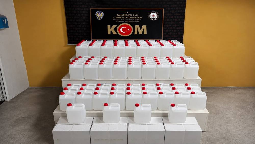 İstanbul&rsquo;dan Ankara&rsquo;ya 1 tonluk etil alkol sevkiyatı Sakarya&rsquo;da engellendi
