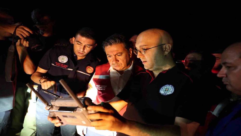 Muğla B&uuml;y&uuml;kşehir ekipleri t&uuml;m imk&acirc;nları ile Milas yangınında
