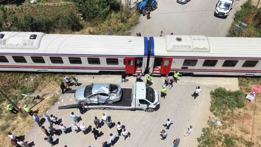 Muş&rsquo;ta tren otomobile &ccedil;arptı: 3 yaralı
