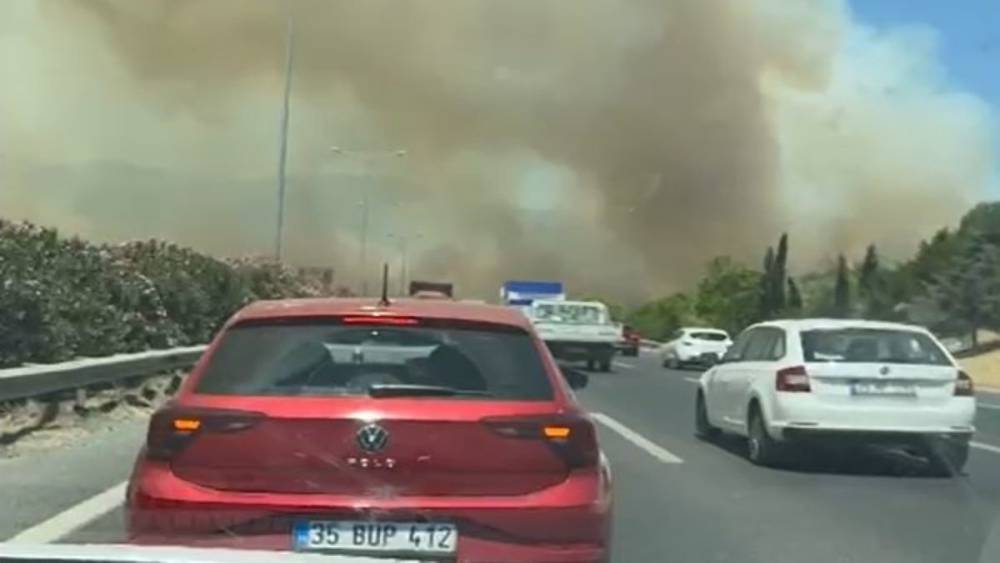 Manisa&rsquo;da orman yangınında alevler İzmir-İstanbul Otoyolu&rsquo;na ulaştı
