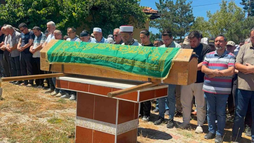 Sarı kantaron toplarken kayalıklardan d&uuml;şerek &ouml;len hastane teknikeri toprağa verildi
