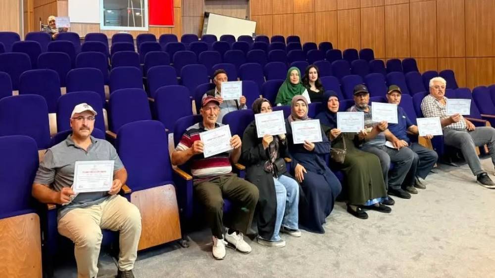 Diyabet Okulu&rsquo;nda eğitim alan hastalara diplomaları verildi

