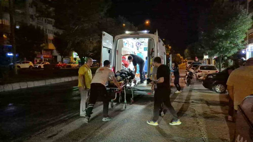 Ref&uuml;j sulaması sebebiyle ıslanan yolda motosikleti devrilen kurye yaralandı
