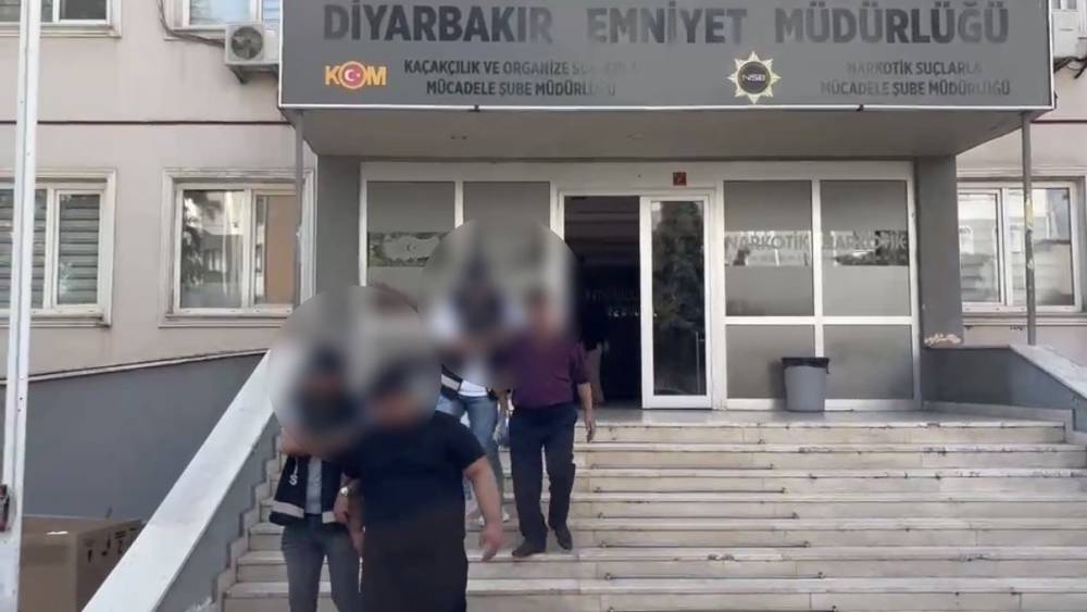 Diyarbakır&rsquo;da "tefecilik" ve "nitelikli yağma" operasyonunda 2 tutuklama
