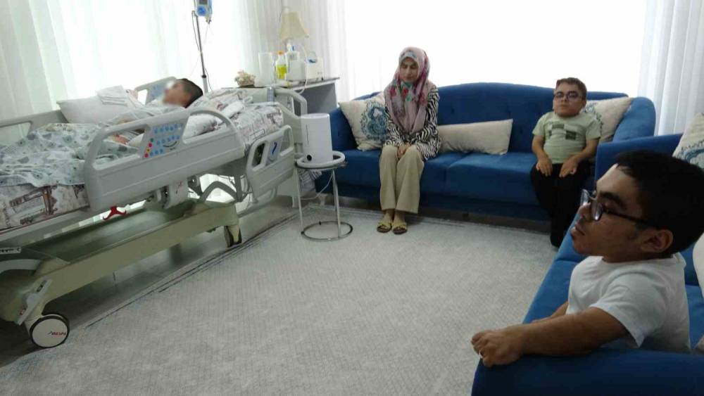 3 engelli &ccedil;ocuğuna bakan annenin y&uuml;rek burkan m&uuml;cadelesi

