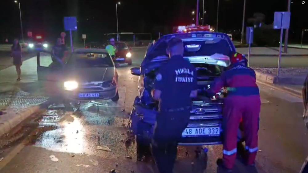 Trafik kazasında yaralanan s&uuml;r&uuml;c&uuml;, kızı ve torununu g&ouml;rmeden hastaneye gitmek istemedi
