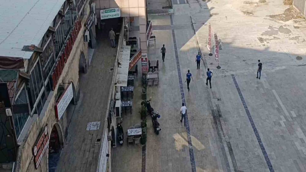 Şanlıurfa&rsquo;da polis aracının camını bı&ccedil;akla kırıp ekiplere saldırdı
