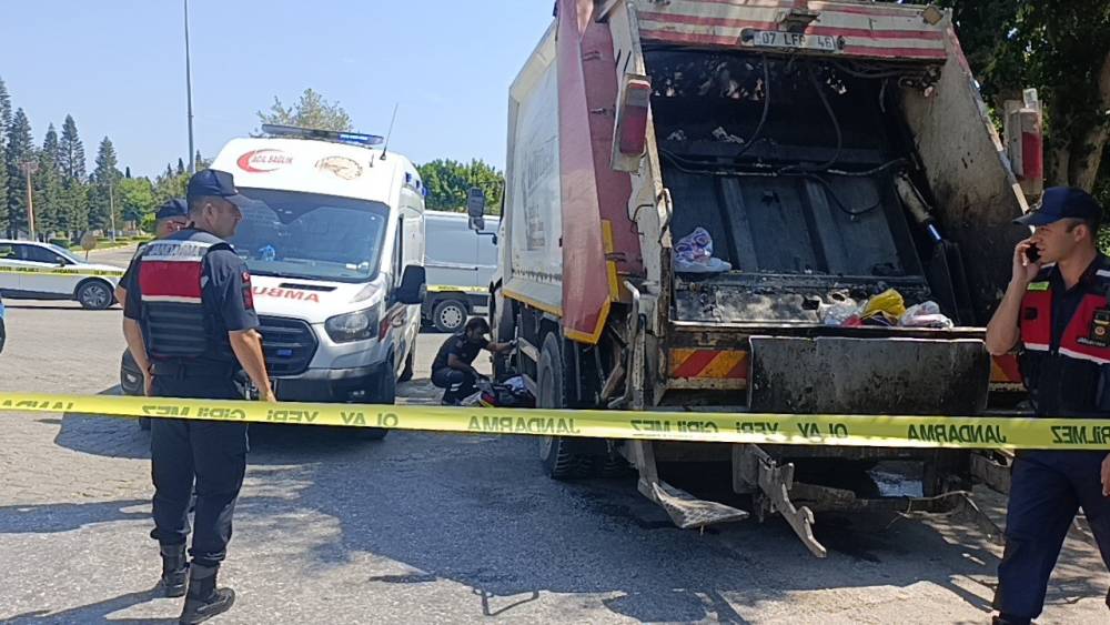 Temizlik iş&ccedil;isi g&ouml;rev yaptığı &ccedil;&ouml;p kamyonunun altında kalarak hayatını kaybetti
