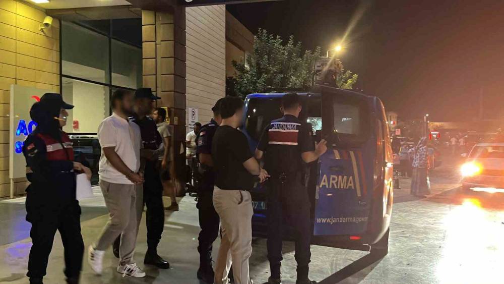 Vize dolandırıcılığı operasyonunda ş&uuml;pheliler ve yakınları gazetecilere tepki g&ouml;sterdi
