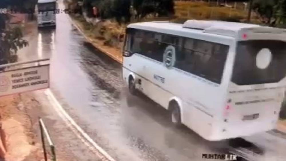Muğla&rsquo;da 8 kişinin yaralandığı kazanın g&ouml;r&uuml;nt&uuml;leri ortaya &ccedil;ıktı
