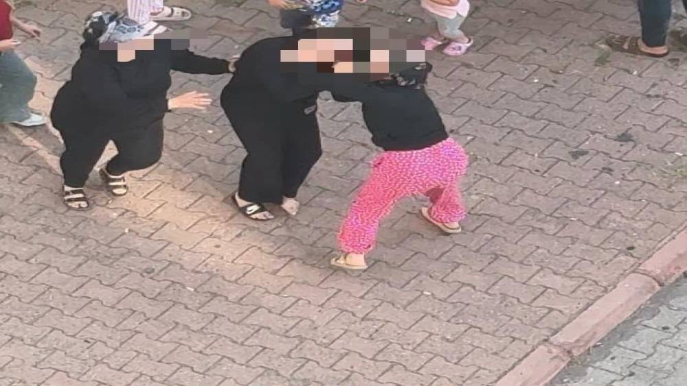 Kayseri&rsquo;de iki kadının sa&ccedil; başa kavgası kamerada
