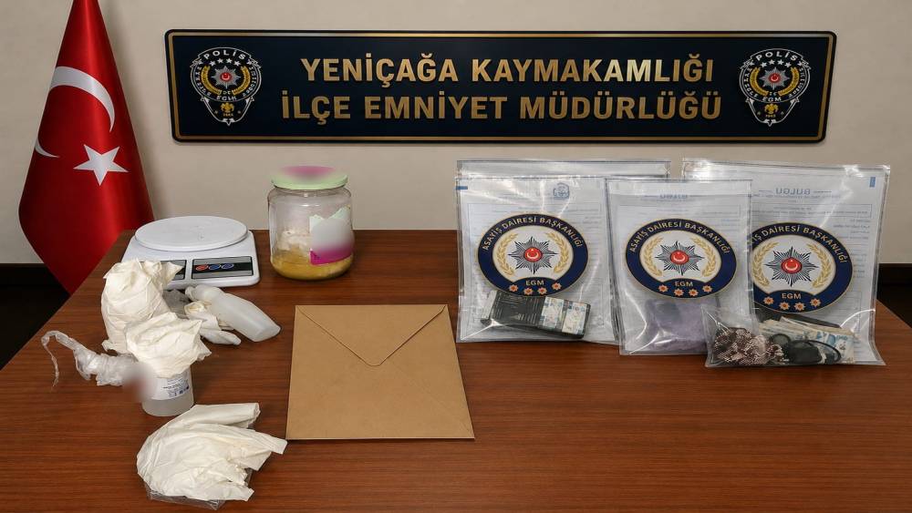Bolu&rsquo;da park halindeki otomobilden 100 bin liralık uyuşturucu &ccedil;ıktı: 2 tutuklama
