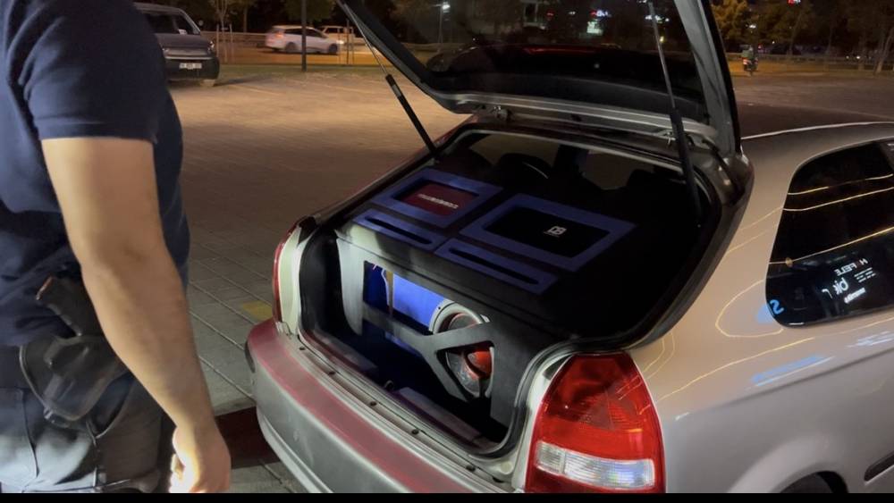 "Seviyoruz ama" dedi, 21 bin lira ceza yedi&hellip; Abartı egzoz pahalıya patladı

