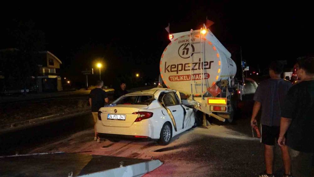 Akaryakıt tankerine ok gibi saplanan otomobil, tankerin yakıtının boşaltılmasıyla &ccedil;ıkartılabildi
