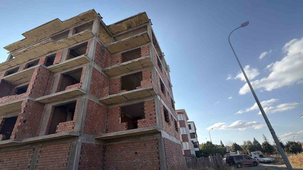 İnşaatın 4&rsquo;&uuml;nc&uuml; katından d&uuml;şen şahıs yaralandı
