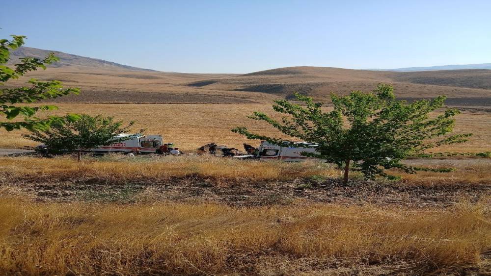 Elazığ&rsquo;da trafik kazası: 2 &ouml;l&uuml;, 4 yaralı
