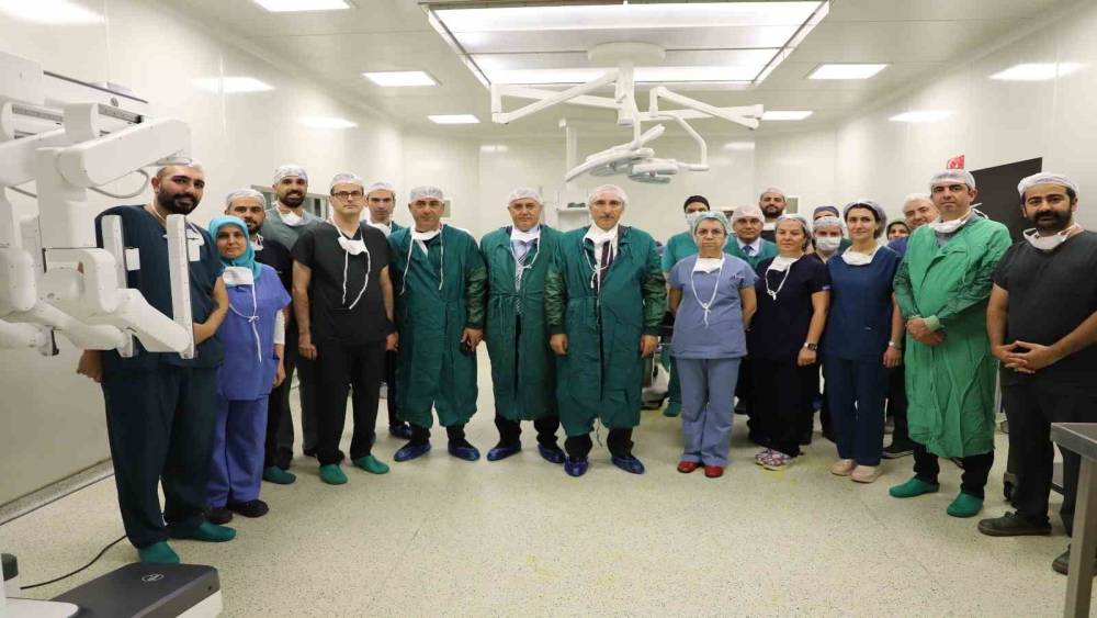 F&Uuml; Hastanesi&rsquo;nde robotik cerrahi sistemi hizmete girdi
