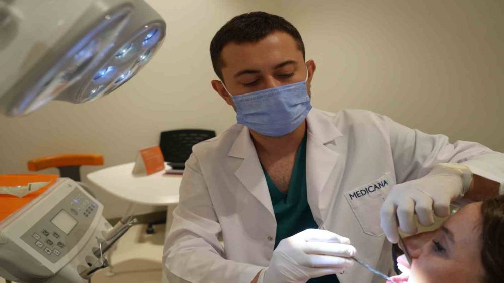 &Ccedil;ene kemiği erimesi implant tedavisine engel değil
