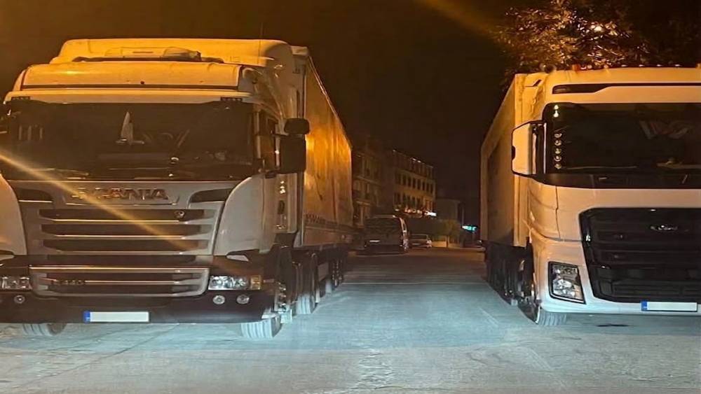 Tırların ilgin&ccedil; hatalı parkı
