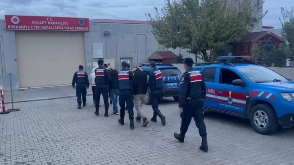 Jandarmada 34 h&uuml;k&uuml;ml&uuml; firariyi yakalandı
