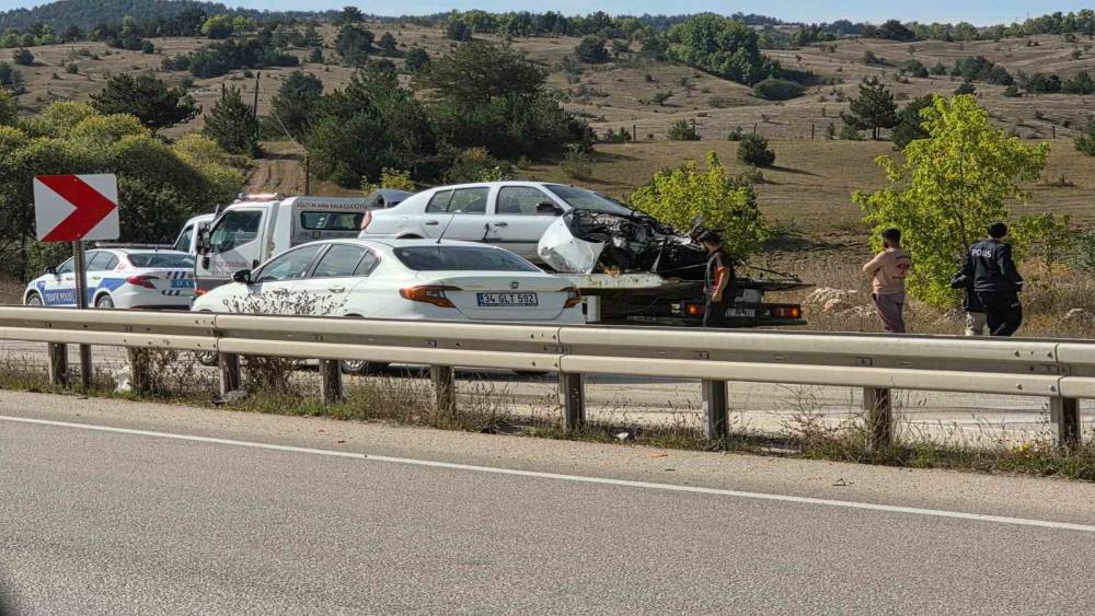 Kastamonu&rsquo;da elektrik direğine &ccedil;arpan otomobil hurdaya d&ouml;nd&uuml;: 2 yaralı
