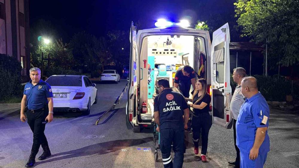 Otomobil kaldırım kenarında oturan kişiye &ccedil;arptı: 1 ağır yaralı
