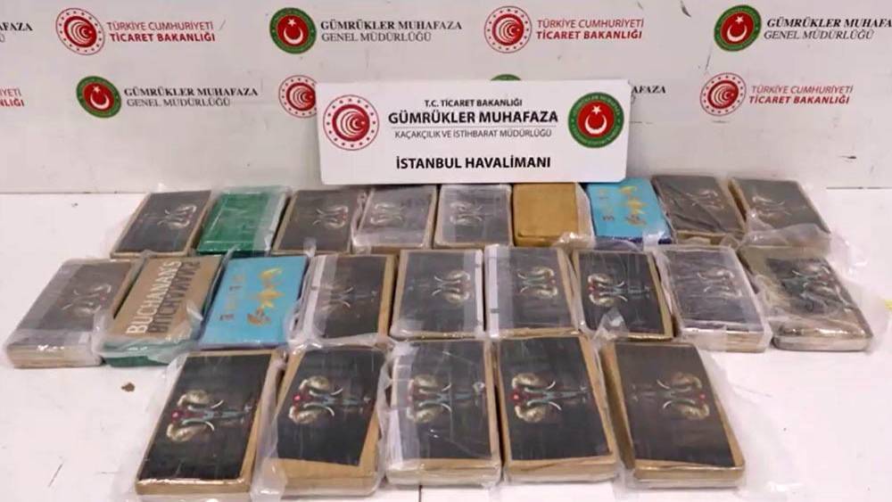 İstanbul Havalimanı&rsquo;ndan uyuşturucu operasyonu: Ş&uuml;pheli pilot kıyafeti ile ka&ccedil;tı

