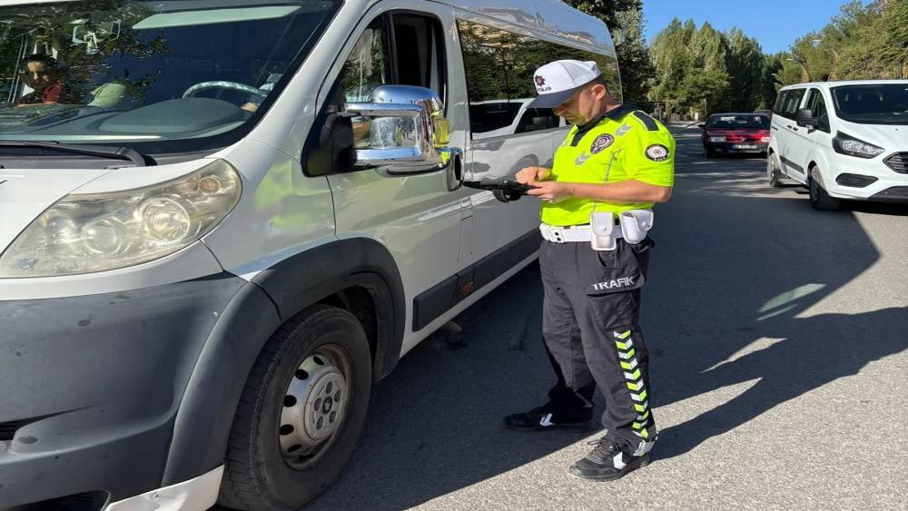 Bozkır&rsquo;da okul ve &ccedil;evrelerinde asayiş ile trafik g&uuml;venliği denetimi
