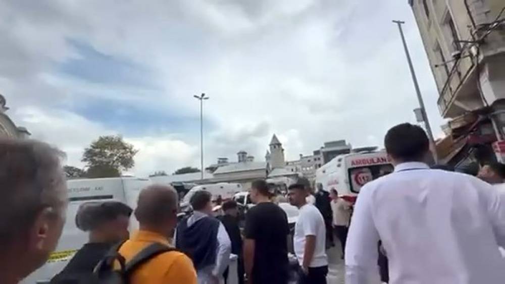 İstanbul Fatih il&ccedil;esi Sof&ccedil;uhan İşhanı i&ccedil;inde bir d&ouml;viz b&uuml;rosunda &ccedil;ıkan silahlı kavgada 2 kişi hayatını kaybederken, 2 kişi yaralandı. Bir ş&uuml;phelinin de yakalandığı &ouml;ğrenildi. Olayla ilgili inceleme başlatıldı.
