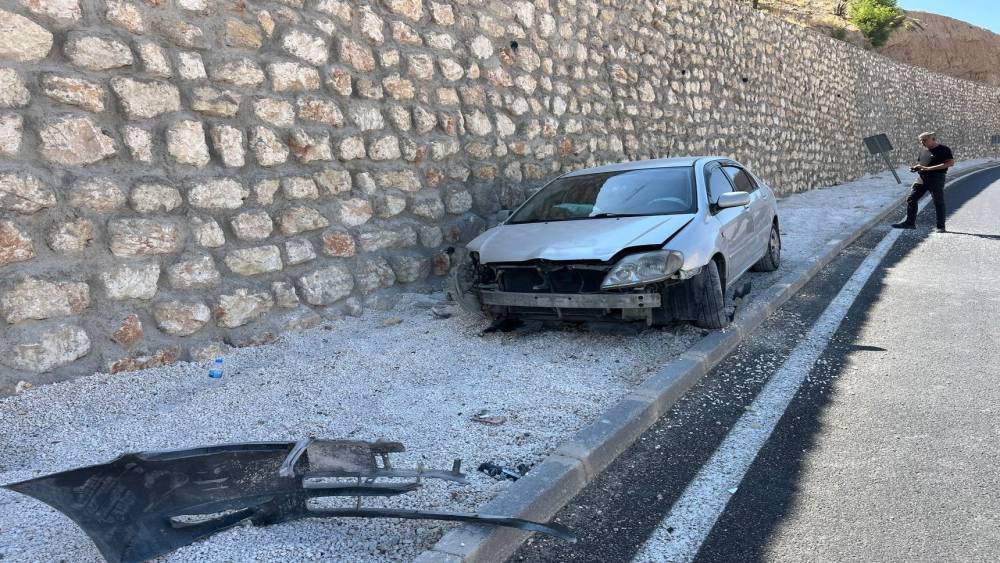 Otomobil istinat duvarına &ccedil;arptı: 1 yaralı
