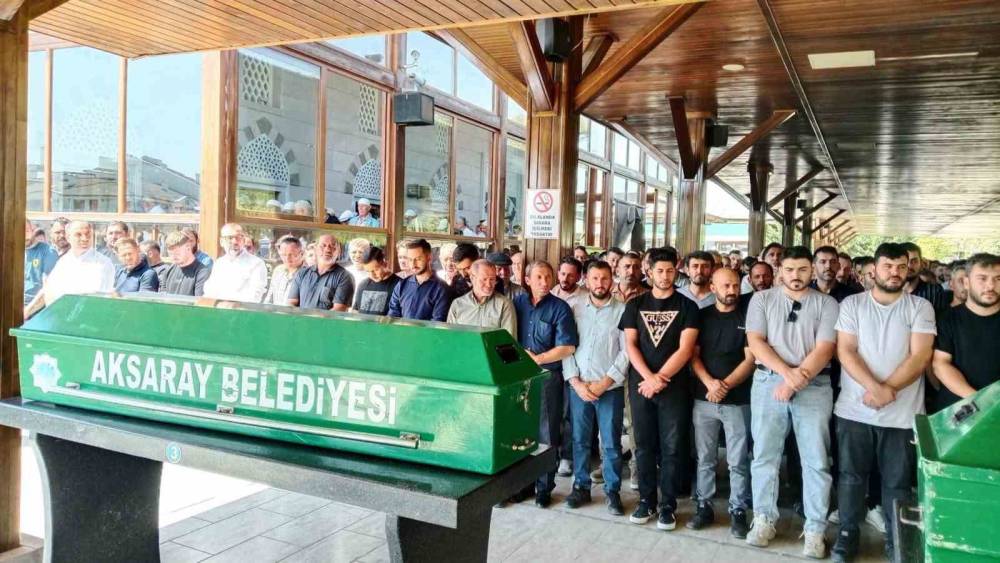 Beşinci kattan d&uuml;şerek hayatını kaybeden gen&ccedil; kız son yolculuğuna uğurlandı
