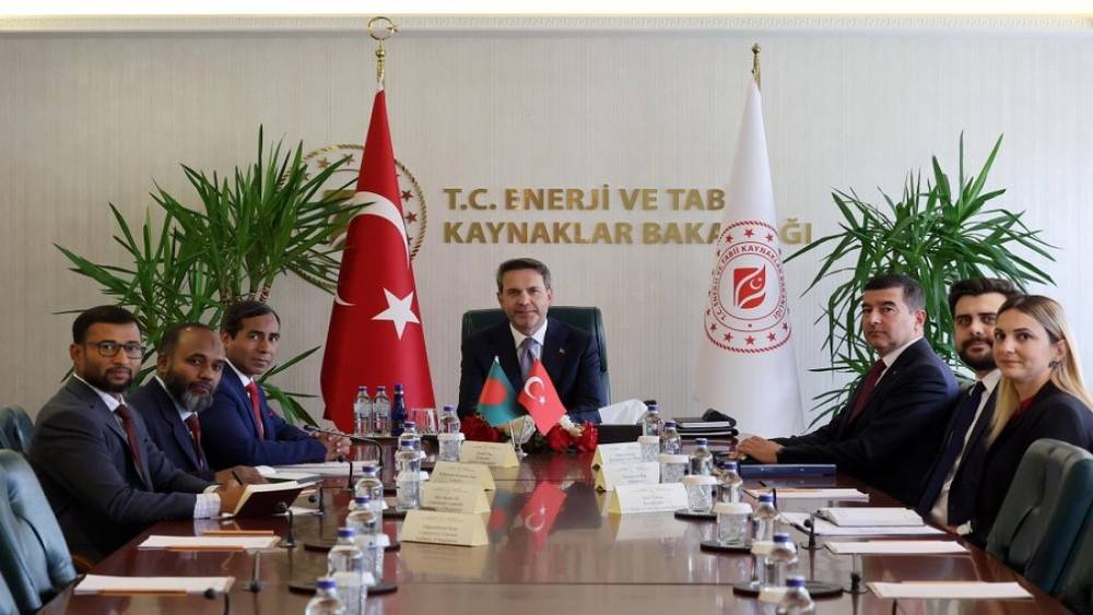 Bakan Bayraktar, Bangladeş&rsquo;in Ankara B&uuml;y&uuml;kel&ccedil;isi Haq&rsquo;ı kabul etti

