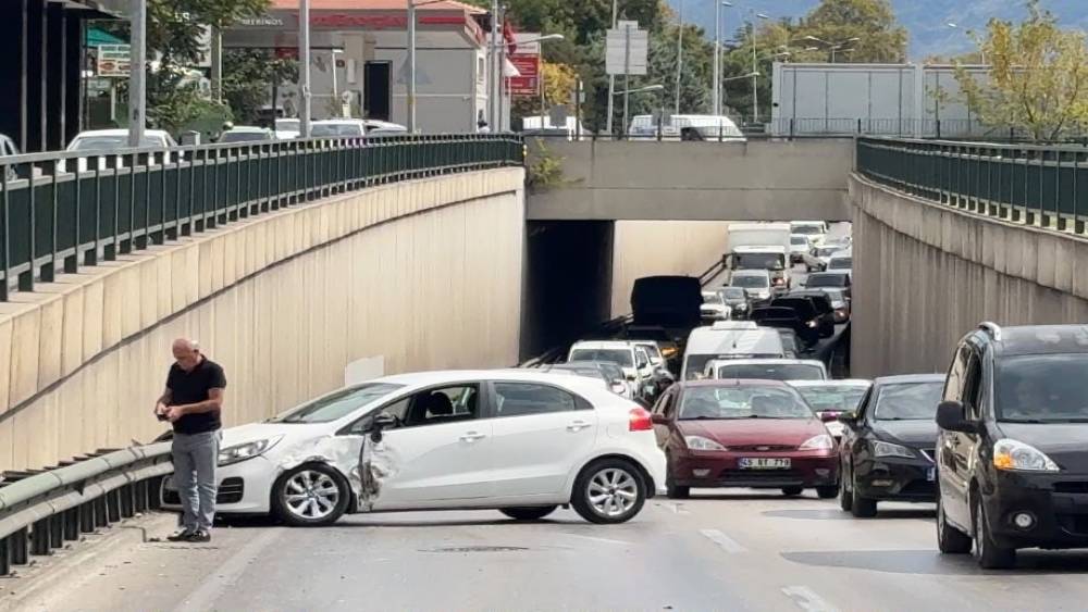 Bursa&rsquo;da alt ge&ccedil;itte şerit değiştiren ticari ara&ccedil; otomobile &ccedil;arptı
