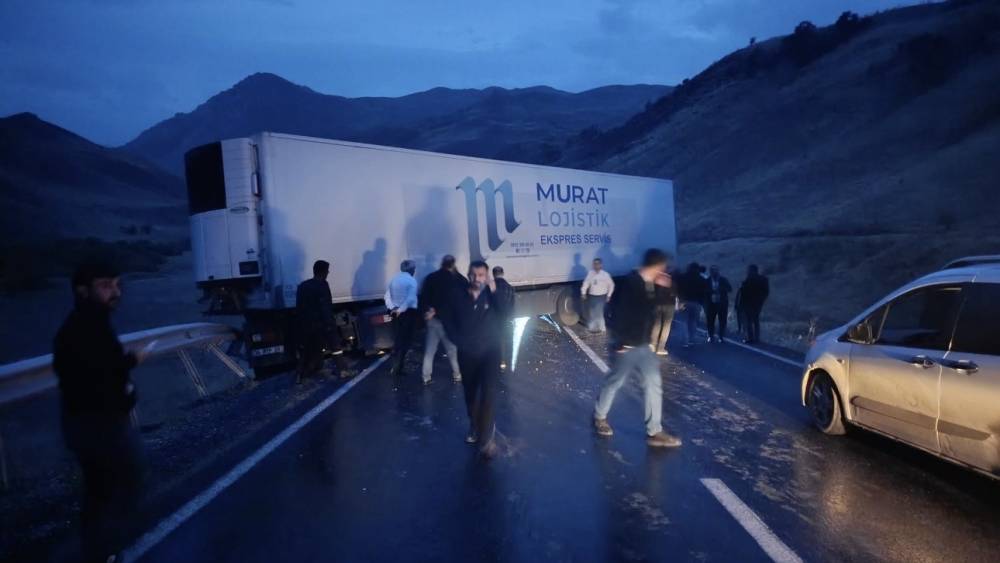 Tır kaza yaptı: Y&uuml;ksekova-Van karayolunda onlarca ara&ccedil; yolda mahsur kaldı
