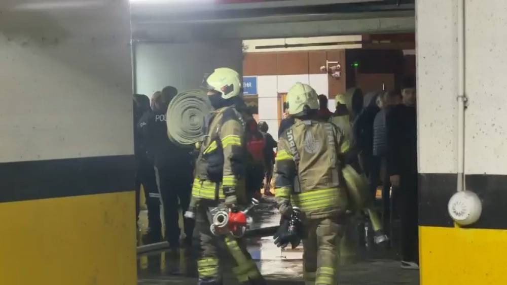 Başakşehir&rsquo;de site otoparkında ara&ccedil; yangını: Site sakinleri tahliye edildi
