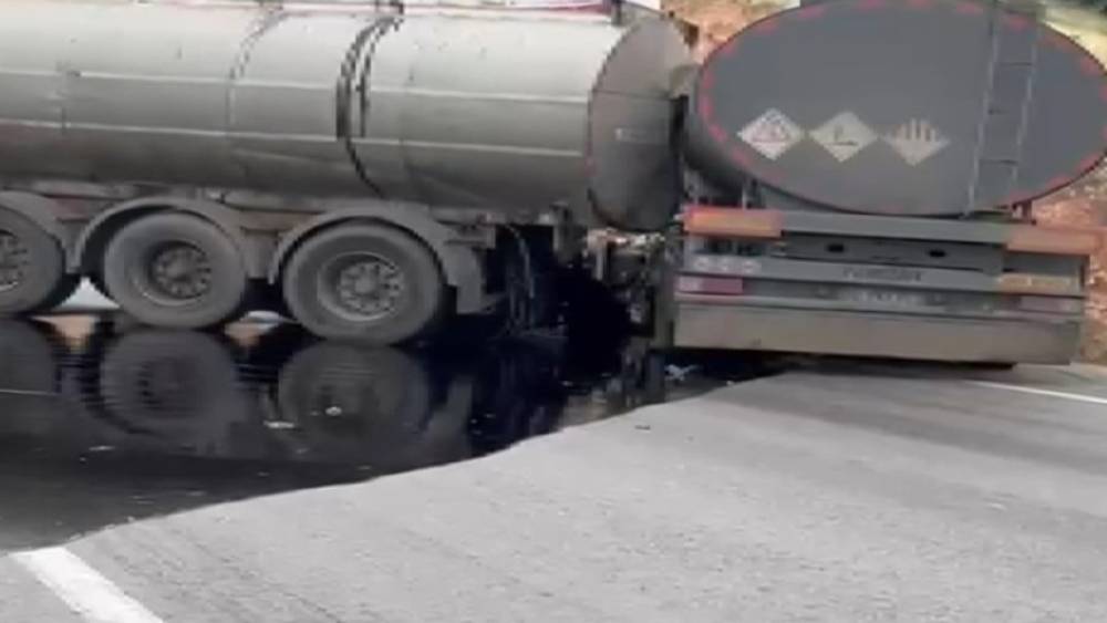 Gaziantep&rsquo;te 2 tanker &ccedil;arpıştı: S&uuml;r&uuml;c&uuml;ler yaralandı
