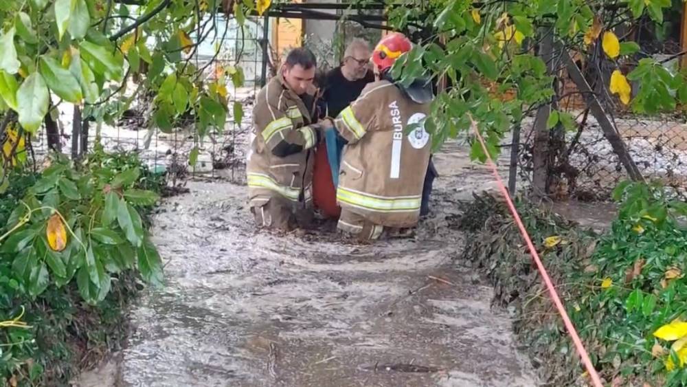 Bursa&rsquo;da selde mahsur kalan aile itfaiye ve jandarma tarafından kurtarıldı
