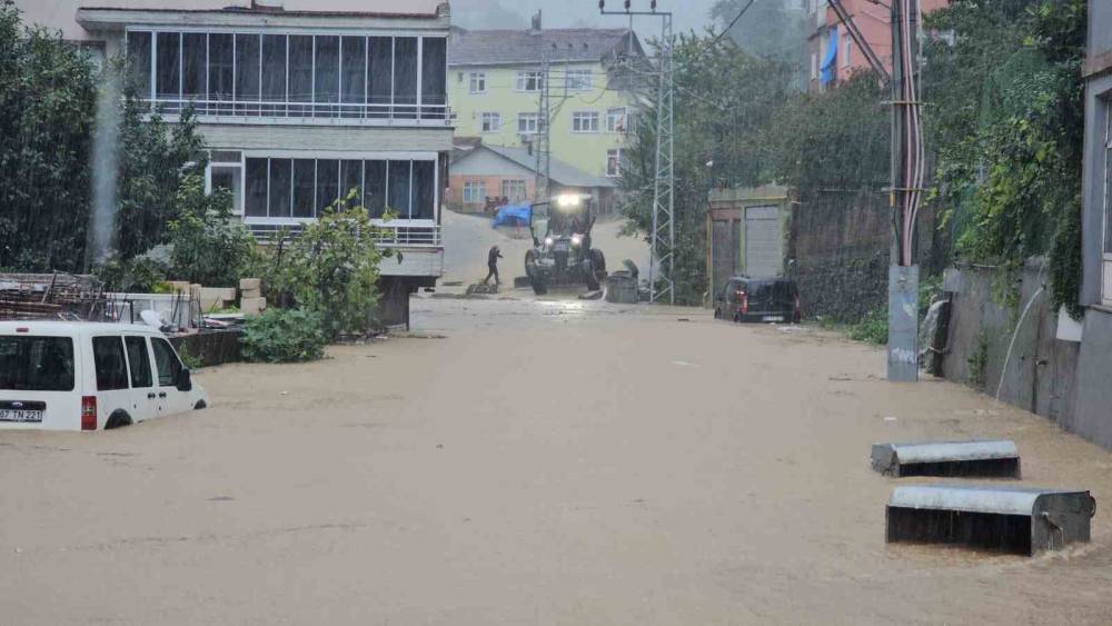Zonguldak&rsquo;ta sağanak yolları g&ouml;le &ccedil;evirdi: Metrekareye 80 kilogram yağış

