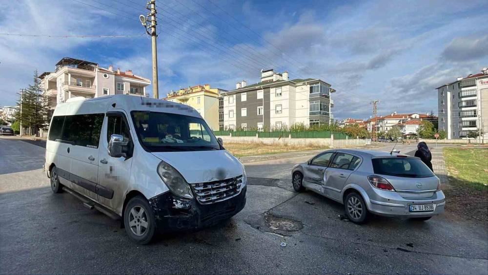 Karaman&rsquo;da okul servisi ile otomobil &ccedil;arpıştı: 1 yaralı
