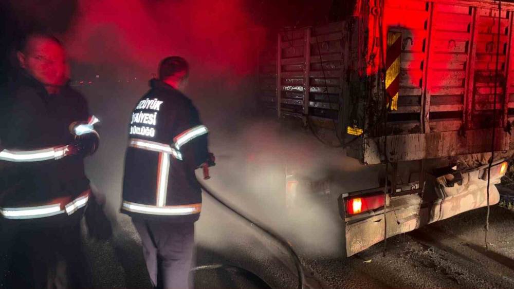 Bilecik&rsquo;te seyir halindeki kamyon alev aldı
