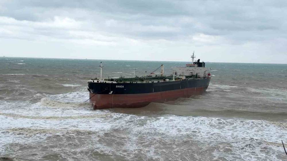 İstanbul&rsquo;da  BANDA isimli petrol tankeri kıyıya vurdu: Nene Hatun kurtarma gemisi b&ouml;lgede
