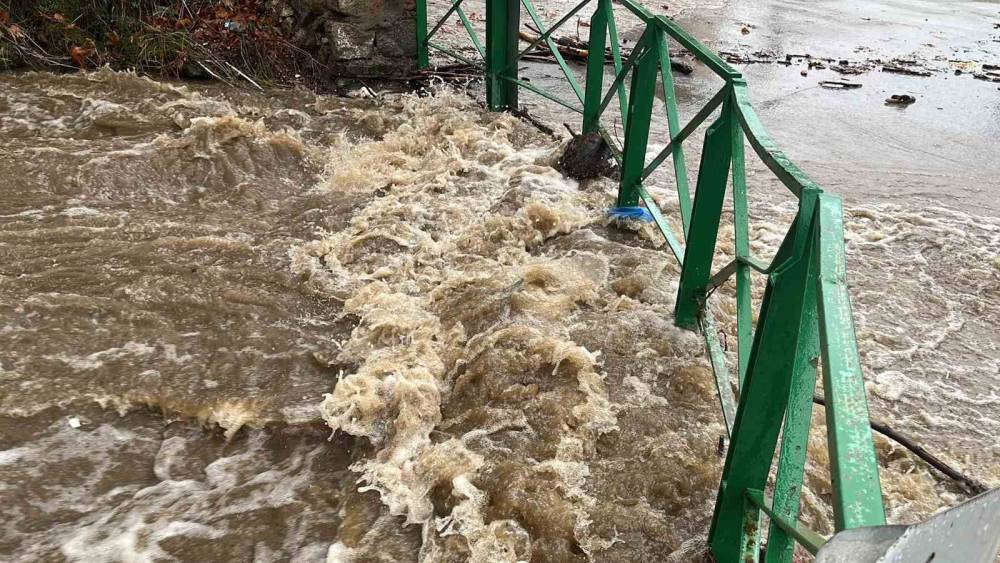 Bursa&rsquo;da sağanak yağış dereleri taşırdı: Cumalıkızık&rsquo;ta k&ouml;pr&uuml; sular altında kaldı
