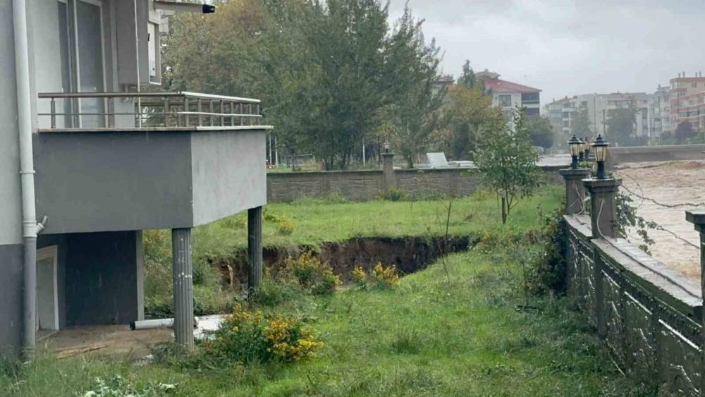 Yalova&rsquo;da 5 katlı binanın bah&ccedil;esinde toprak &ccedil;&ouml;kt&uuml;: Bina tahliye edildi
