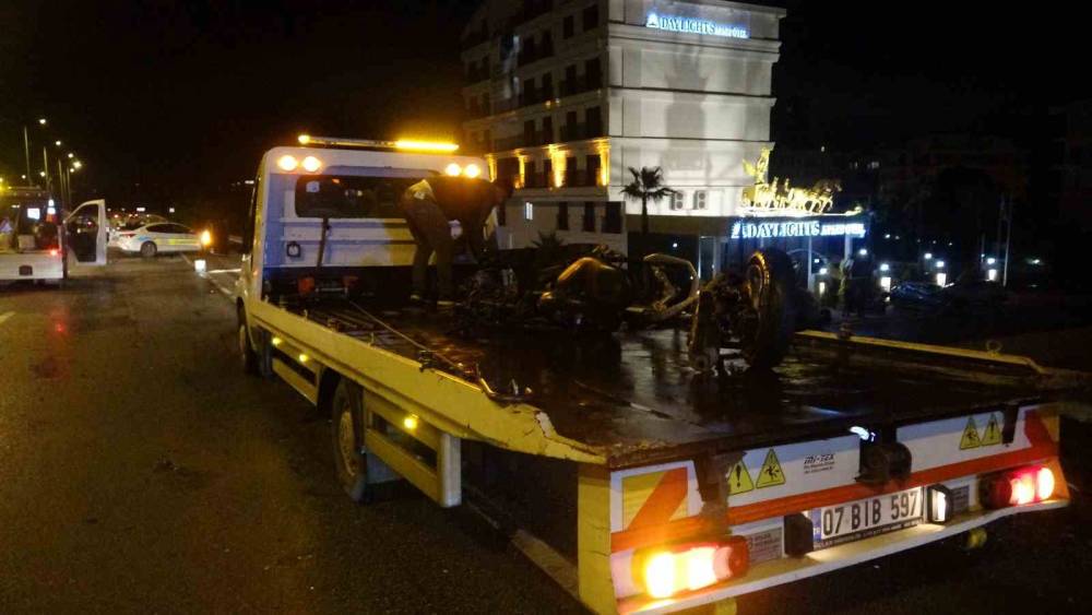Antalya&rsquo;da 22 yaşındaki gencin y&uuml;rek yakan &ouml;l&uuml;m&uuml;: 7 saat &ouml;nce "&Ouml;l&uuml;r&uuml;z" dedi, kazada hayatını kaybetti
