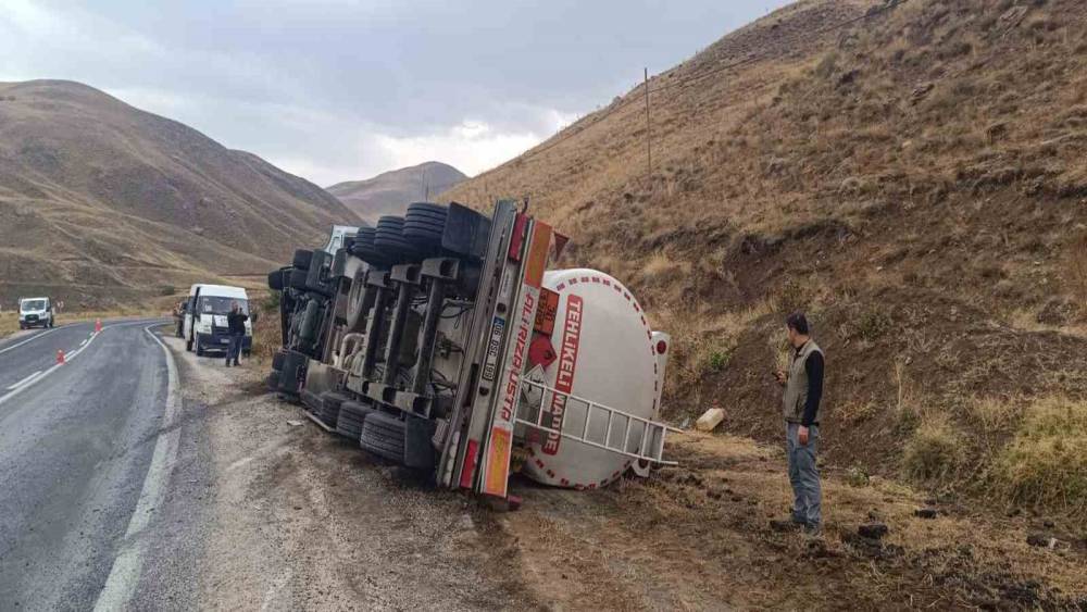 Hakkari&rsquo;de virajı alamayan tanker devrildi
