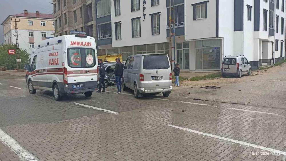 Sivas&rsquo;ta iki ara&ccedil; &ccedil;arpıştı, 4 kişi yaralandı

