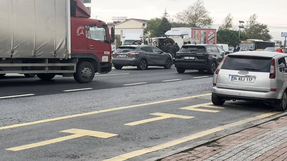 E-5 Karayolunda bariyerlere &ccedil;arpan kamyon yan attı
