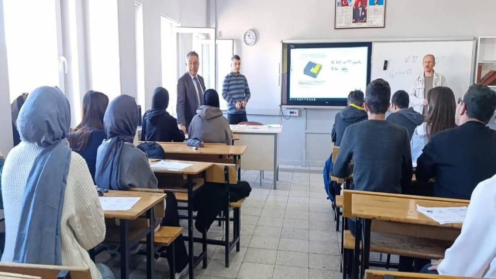 Bayburt Milli Eğitim Müdürü Güney, YKS hazırlık kamplarını ziyaret etti
