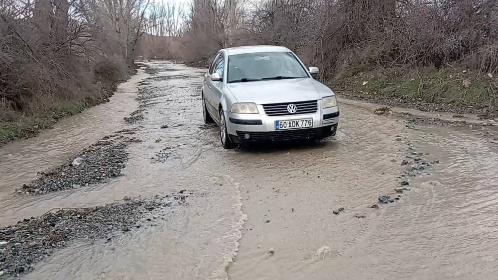 Tokat&rsquo;ta k&ouml;y yolları eriyen karlar nedeniyle su altında kaldı
